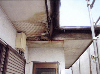 雨水の浸透などにより軒裏が傷んでいました。