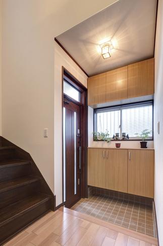 収納を充実させつつ玄関の内装をナチュラルカラーに統一し全体的に明るい印象に