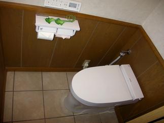 様々な商品の中から「サティスS」をご選択。便座は汚れが付きにくくお手入れもラクです。