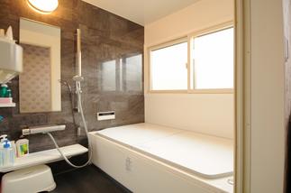 狭く寒かった浴室をあたたかリフォーム