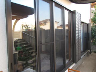 雨戸付き掃き出しサッシを２カ所取替