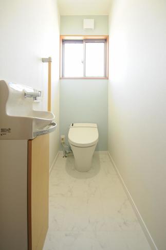 既存だった便器と手洗い器を監督の腕で甦らせました