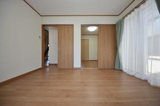 以前の和室から床暖房も設置された快適な空間に