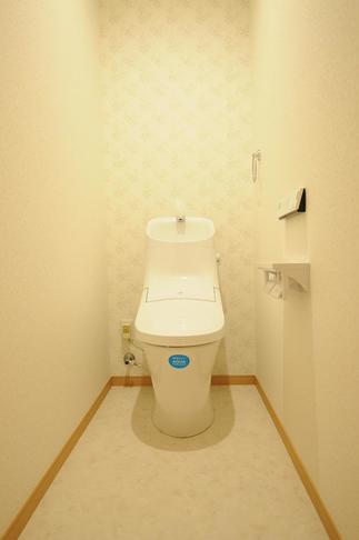 最新の節水トイレの奥はさりげなく空間をゴージャスに
