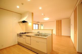 憧れの対面キッチンからリビングを見渡せます