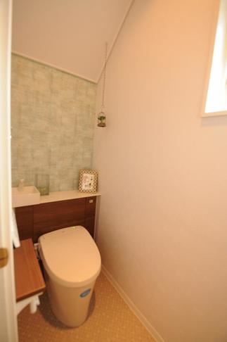 階段下を利用してアイアンの雑貨を飾ってあります。