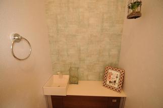 ﾄｲﾚのカウンターは大好き雑貨を並べていきます。