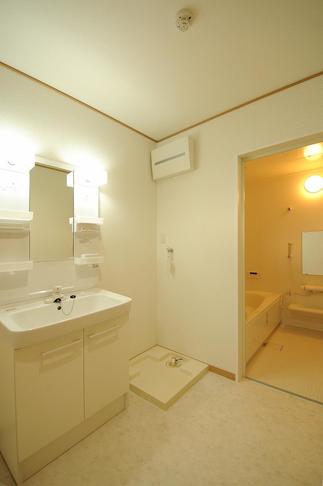 清潔感あふれる広々とした洗面空間と浴室空間