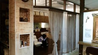 ご夫婦の様々な心配りが感じられる店舗空間です。