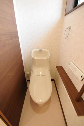出入り口の幅も広くして使いやすいトイレ空間に。