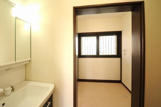 洗面脱衣室の窓や洗面台、内装もリニューアル！