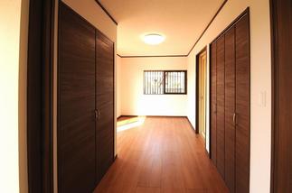 窓や収納もリフォームした洋室空間。