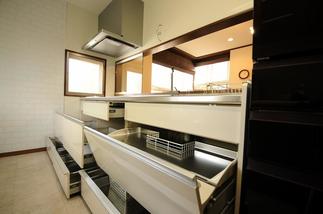 使いやすいラクパット収納・デザイン性のある水栓にもご満足です。