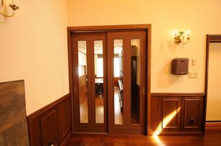 オープンスタイルであった空間に引違い戸を設置