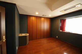 洋室の壁紙を替え空間の印象もアップしてます。（他の洋室も素敵な仕上がりです。）