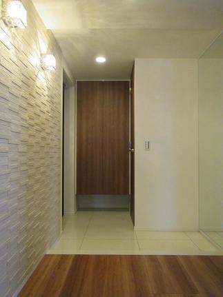 玄関の壁一面も美しく！