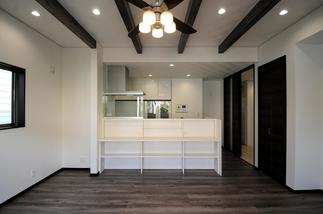 化粧梁をアクセントにしたリビング空間