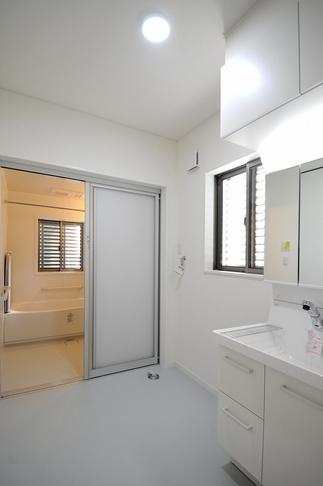 明るく広々、清潔感ある浴室洗面空間