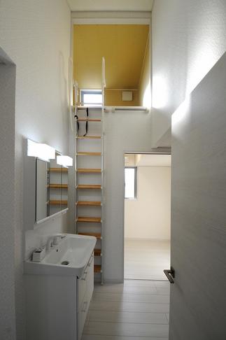 屋根裏を有効利用！無駄なく収納できるロフト空間