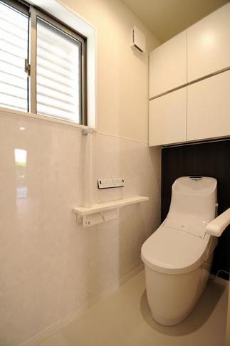 収納量たっぷり！お掃除ラクラク壁パネル！手摺も備えたトイレ空間