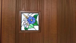 トイレのドアにはさりげなくステンドグラス