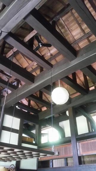 リビングの広々とした吹き抜け空間