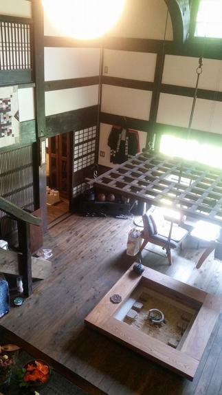 2Fから囲炉裏のあるリビングを見渡せます。