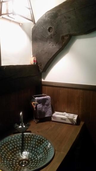 陶器の洗面も味わい深い