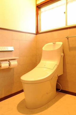 既存ﾄｲﾚを広げ、向きも変更しました。グレーのエコカラットがエレガントな空間を演出しています。