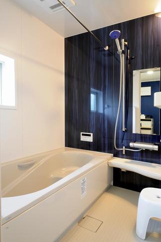 洗面と合わせてコーディネートしたアクセントウォール