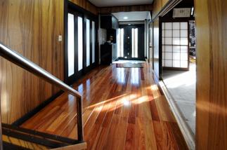 玄関ホールの床は、今とっても貴重で赤みの質感が素晴らしい「かりん」のフローリング。