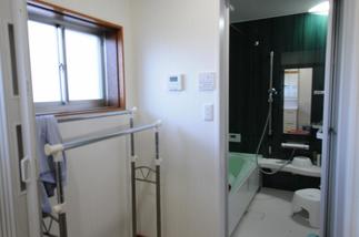 浴室とここ洗面脱衣室にはLIXIL「L.C」の素敵な洗面化粧台も付きました。