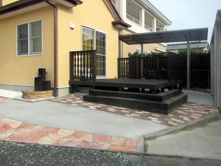 デッキまわりはインターロッキングでお化粧