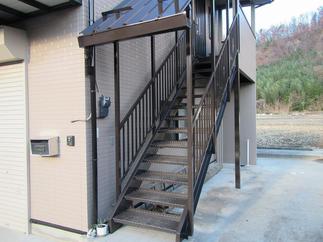 外階段もダークブラウンに生まれかわりました