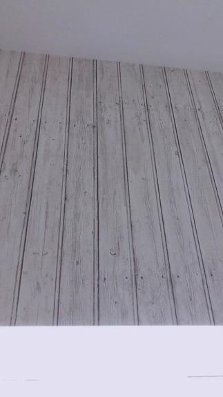 下がり壁は木目調に仕上げました。この中には間接照明を設置。