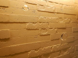 LIXILエコカラットの手前にクリスタルが2粒～照明が反射して輝きます～