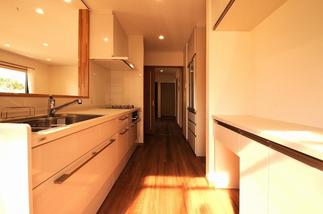 リビングダイニングを見渡せる使いやすい対面キッチン