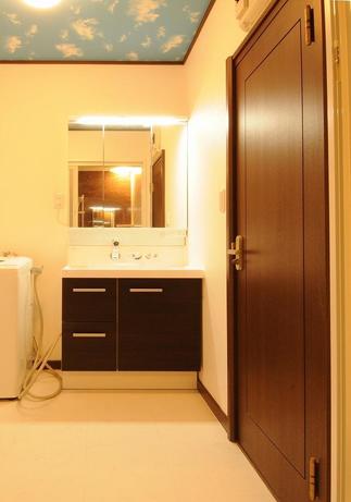 青空模様が開放的な洗面脱衣室