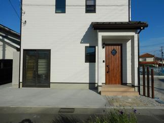 こちらは「書道教室」の為の玄関です。自転車の駐輪スペースとしてもお車で来ても大丈夫ですよ。