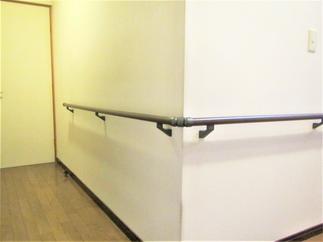 廊下の角も手すりが途切れずジョイント