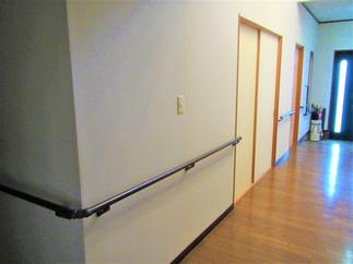 壁から目立つように、手すりは濃いめの色に