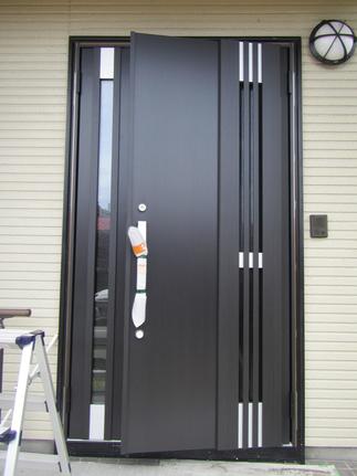 新しい玄関は、縦長の窓が開けられて風を採り込める「M83型」