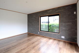 壁の一面にはリクシルのタイル建材「エコカラットプラス」