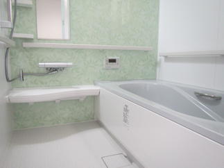 サポートバーが完備されたさわやかな浴室