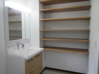 整理棚を備え付けた洗面脱衣室