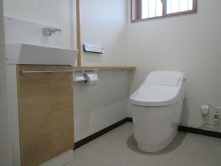 手洗いカウンターや手すり、タンクレストイレを設置