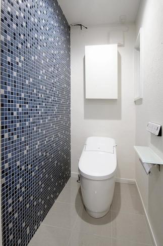 パウダールーム奥のトイレ空間