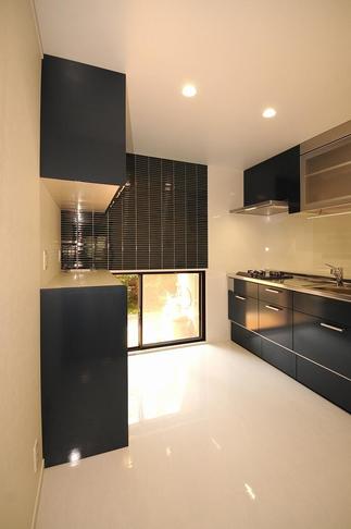 大好きなダークブルーがアクセントのキッチン空間