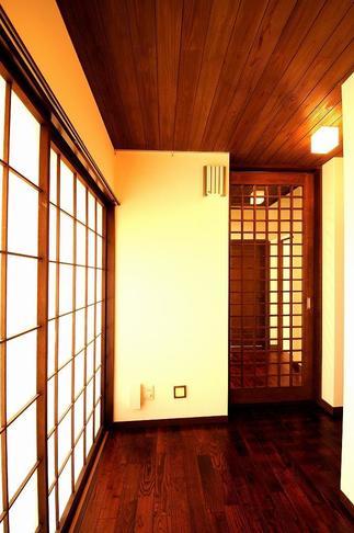 玄関ホール空間からも違和感なくリフォームできました