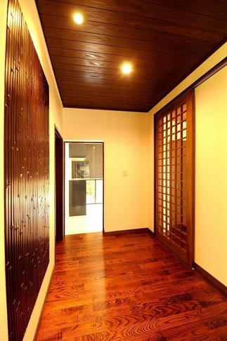 飴色の天然竹と透明ガラスの格子戸